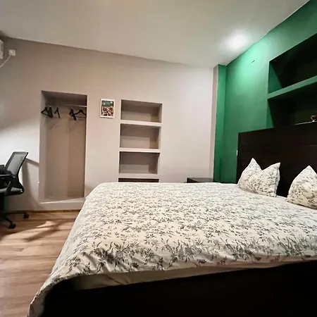 Apartment Charming Retreat In Bucharest's Old Town *